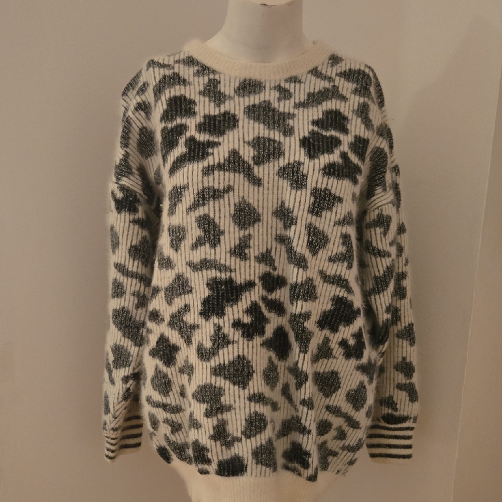 Women's Black and White Patterned Sweater